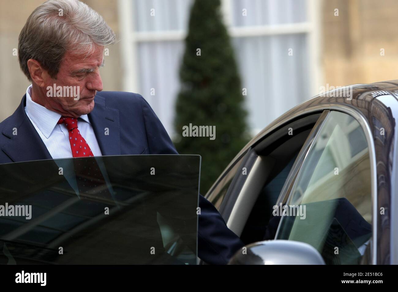 Der französische Außenminister Bernard Kouchner verlässt am 9. Mai 2008 den Elysée-Palast in Paris. Foto von Mehdi Taamallah/ABACAPRESS.COM Stockfoto
