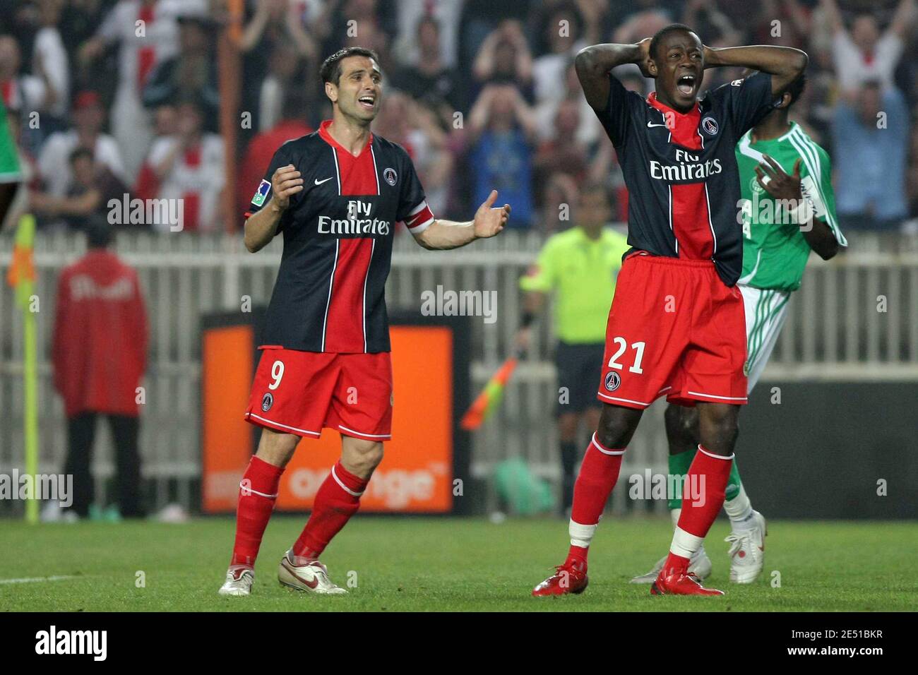 PSG-Kapitän Pedro Miguel Pauleta reagiert mit Yannick Boli, nachdem er beim französischen Fußballspiel der Ersten Liga, Paris Saint-Germain gegen Saint-Etienne am 10. Mai 2008 im Stadion Parc des Princes in Paris, Frankreich, eine Chance verpasst hatte. Das Spiel endete in einem Unentschieden von 1-1. Foto von Mehdi Taamallah/Cameleon/ABACAPRESS.COM Stockfoto