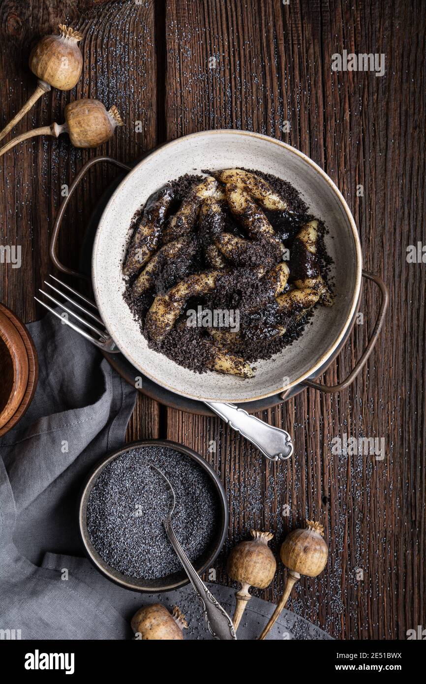 Klassisches slowakisches Essen namens Sulance, Süßkartoffelknödel mit Mohn in einer Schüssel Stockfoto