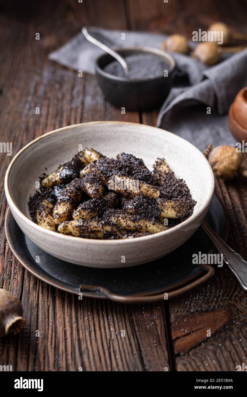 Klassisches slowakisches Essen namens Sulance, Süßkartoffelknödel mit Mohn in einer Schüssel Stockfoto