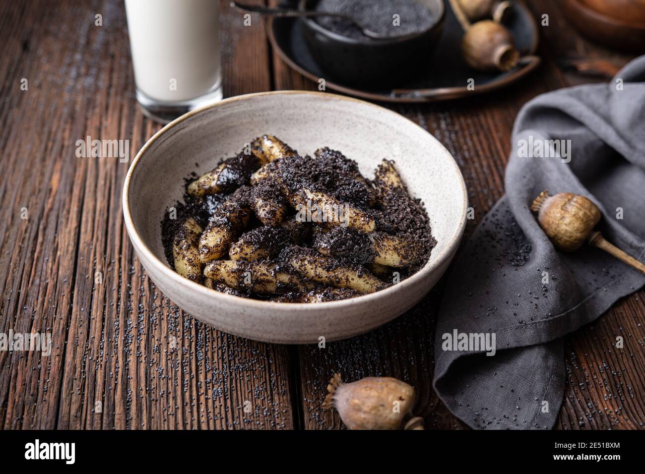Klassisches slowakisches Essen namens Sulance, Süßkartoffelknödel mit Mohn in einer Schüssel Stockfoto
