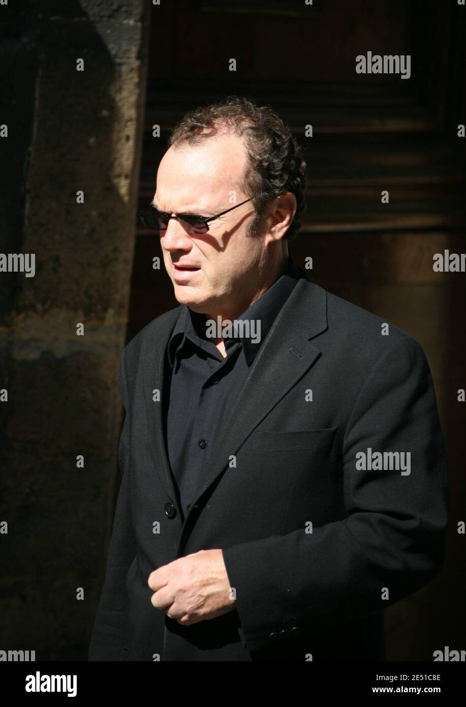 Julien Lepers kommt am 13. Mai 2008 in der Kirche St. Louis en l'Ile in Paris, Frankreich, zu einem Gottesdienst zu Ehren von TV-Moderator Pascal Sevran. Sevran starb am vergangenen Freitag im Alter von 62 Jahren. Foto von Guignebourg-Taamallah/ABACAPRESS.COM Stockfoto