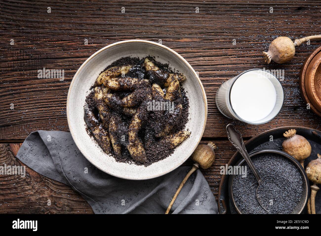 Klassisches slowakisches Essen namens Sulance, Süßkartoffelknödel mit Mohn in einer Schüssel Stockfoto