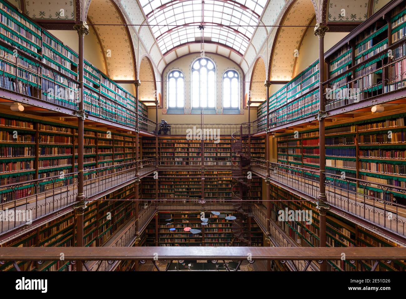 Symmetrische Weitwinkelansicht der Hauptbibliothek des Rijksmuseum in Amsterdam Stockfoto