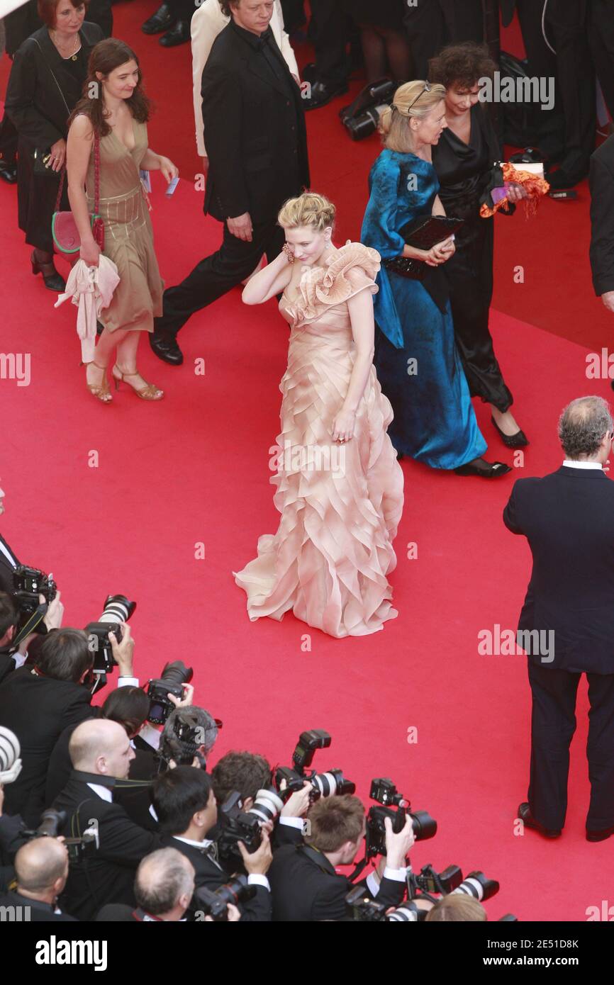 Cate Blanchett sah, wie sie am 14. Mai 2008 im Palais des Festivals in Cannes, Frankreich, auf dem roten Teppich ankam, um den Film "Blindheit" von Fernando Meirelles zu sehen, der im Wettbewerb und bei der Eröffnung der 61. Internationalen Filmfestspiele von Cannes gezeigt wurde. Foto-Pool von Arsov/ABACAPRESS.COM Stockfoto