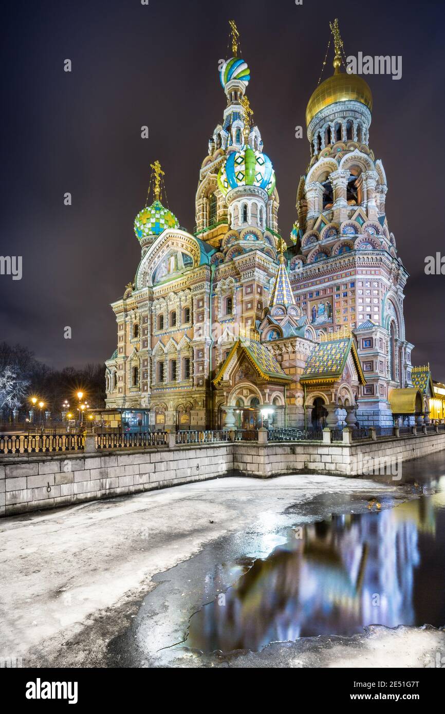 Nachtaufnahme der Fassade der Kirche des Erlösers Auf dem Blut in Sankt Petersburg, umgeben vom Schnee Stockfoto