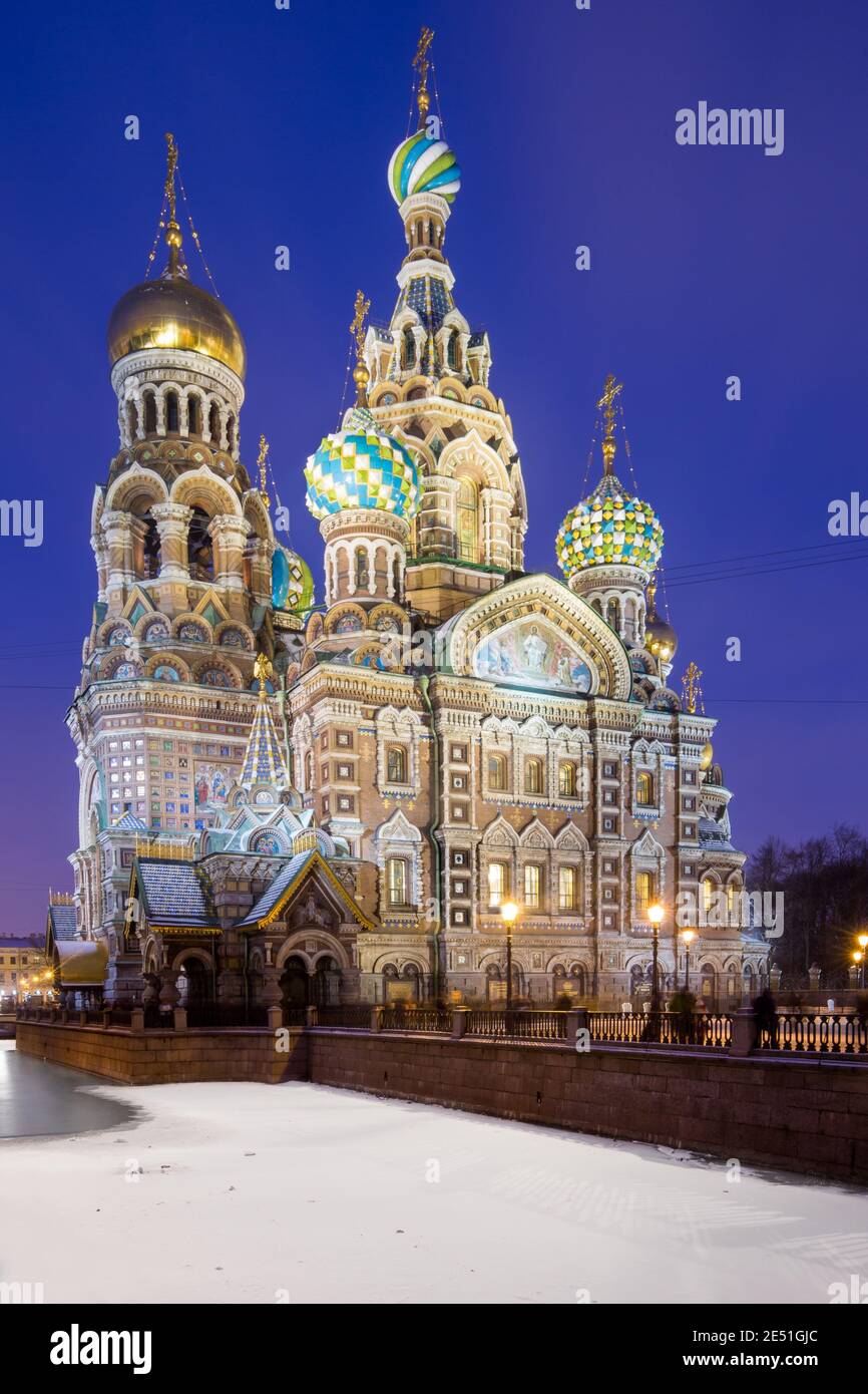 Nachtaufnahme der Fassade der Kirche des Erlösers Auf dem Blut in Sankt Petersburg, umgeben vom Schnee Stockfoto