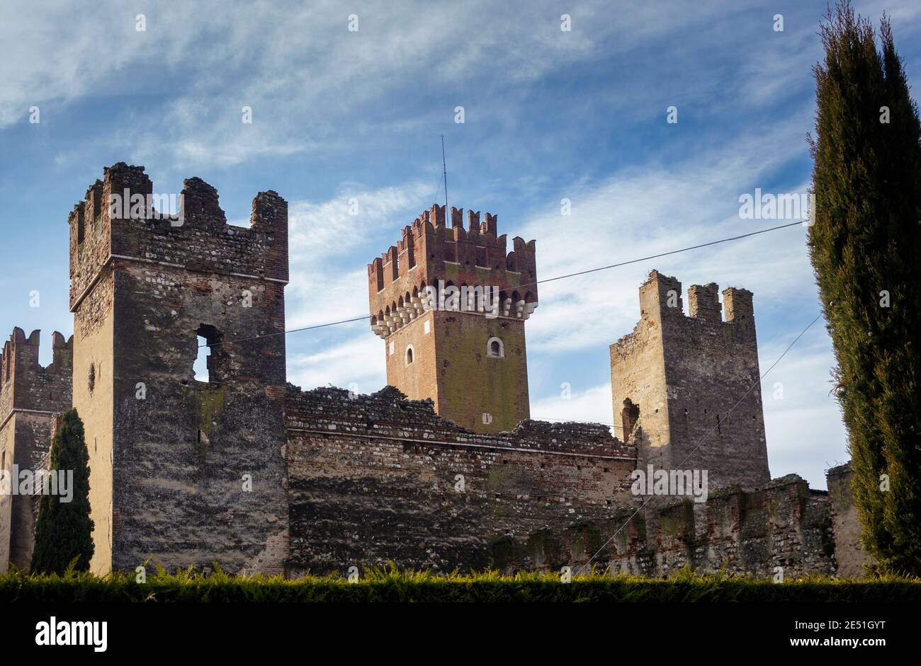 Die Scaligero Burg von Lazise ist eine mittelalterliche Festung aus der Scaliger-Ära, die zur Verteidigung des alten Seedorf Lazise aufgestellt wurde. Die Ursprünge o Stockfoto