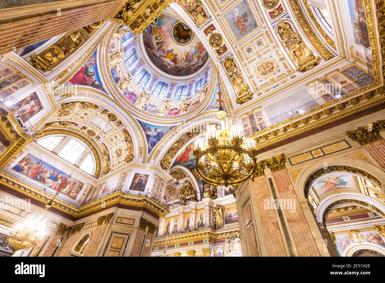 Weitwinkelansicht des bunten Gewölbes der St. Isaac Kathedrale In Sankt Petersburg Stockfoto