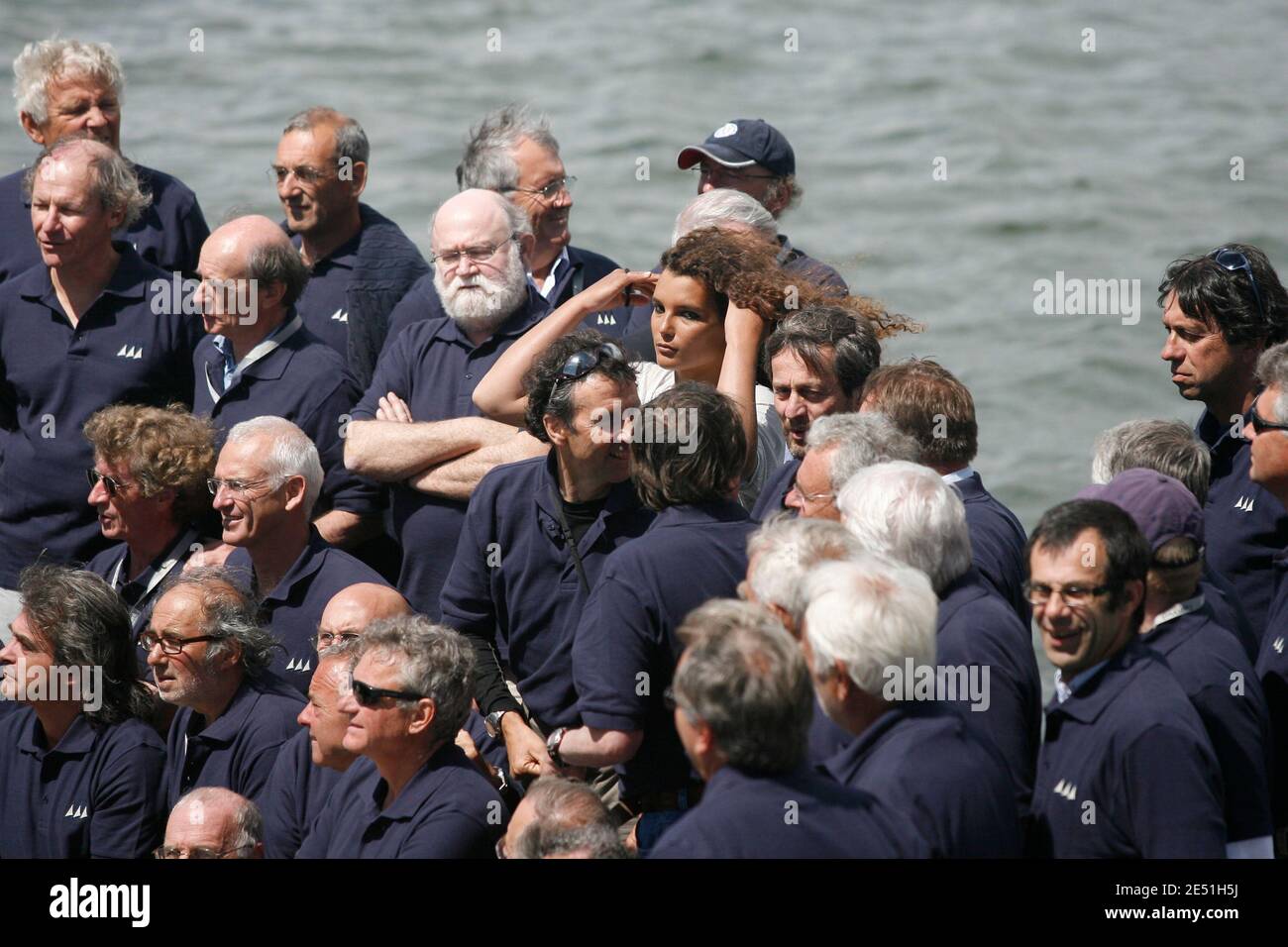 Marie Tabarly, die Tochter der französischen Segellegende Eric Tabarly posiert mit ehemaligen Teamkollegen ihres Vaters vor der "Stadt des Segelns - Eric Tabarly" während ihrer Eröffnung anlässlich des 10. Todestages in Lorient, Westfrankreich, am 17. Mai 2008. Foto von Thomas Byregis/Cameleon/ABACAPRESS.COM Stockfoto