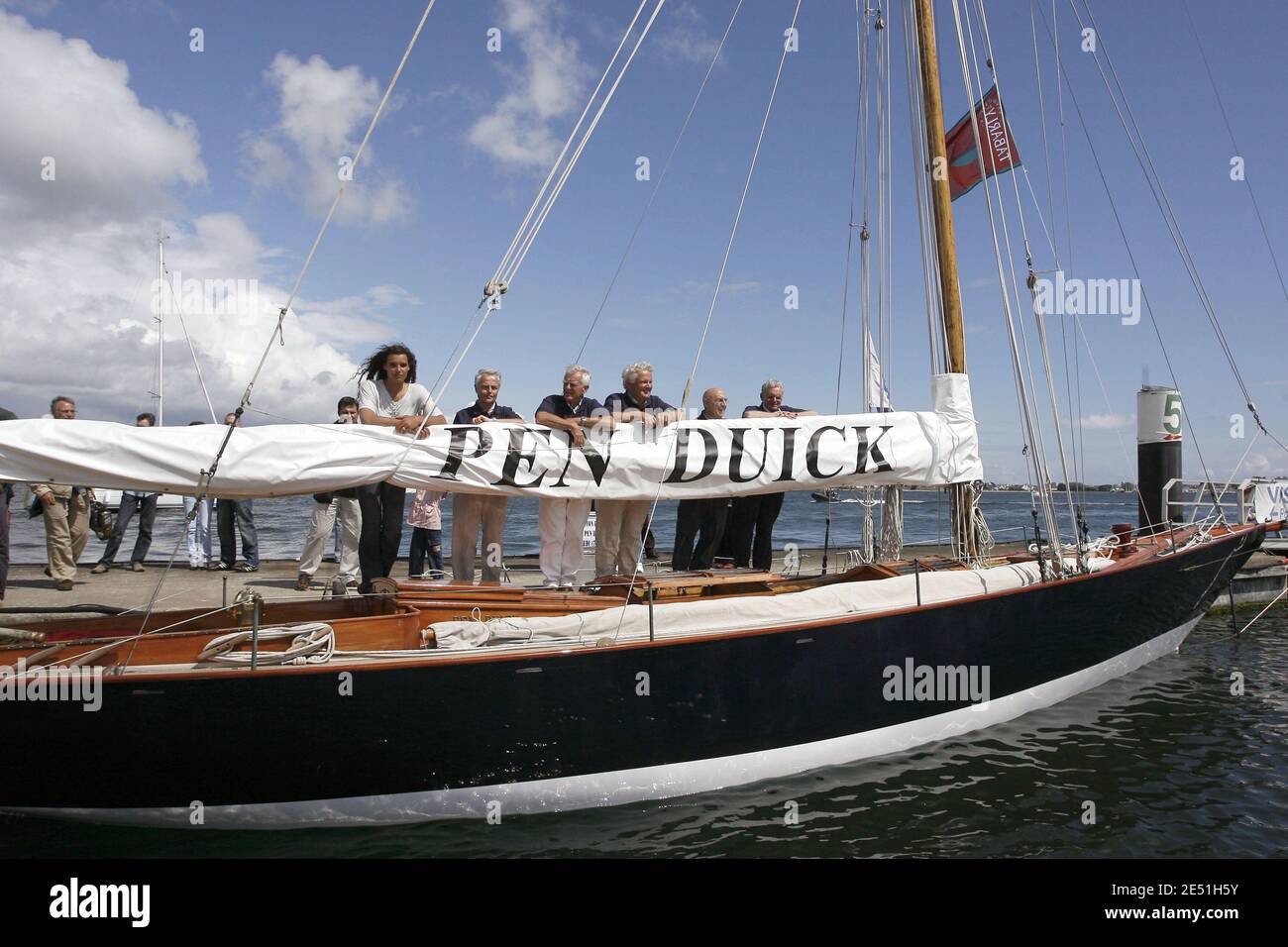 Marie Tabarly, die Tochter der französischen Segellegende Eric Tabarly, tritt bei der Eröffnung von "City of Sailing - Eric Tabarly" am 17. Mai 2008 in Lorient, Westfrankreich, an Bord des Einrumpfes "Pen Duick I" ihres Vaters an. Foto von Thomas Byregis/Cameleon/ABACAPRESS.COM Stockfoto