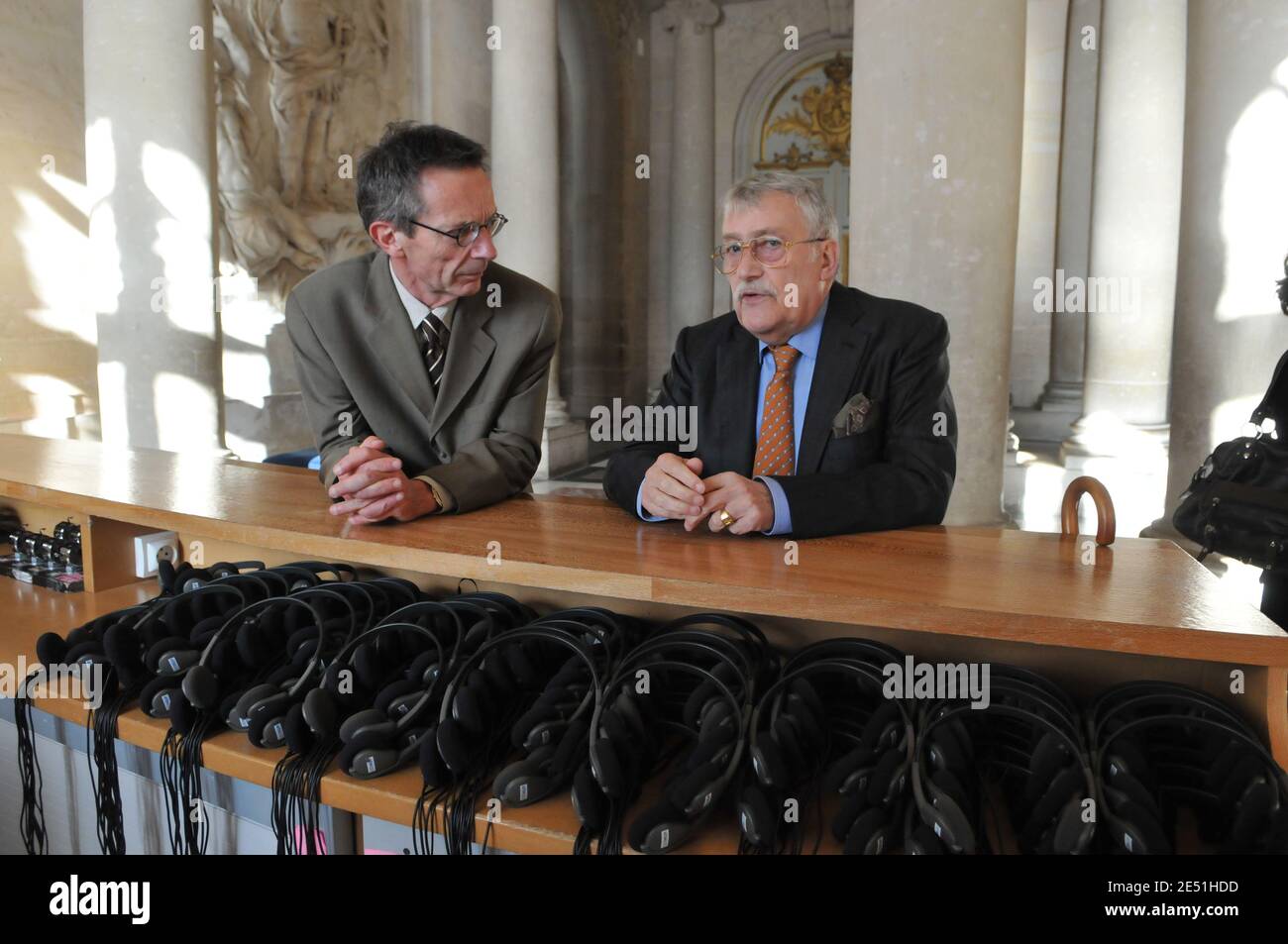 Der französische Regisseur Patrice Leconte (L) und der Schauspieler Michel Duchaussoy nehmen an der Eröffnung der Ausstellung "A Century of Cinema in Versailles" für die Nacht der Museen 2008 Teil und feiern am 17. Mai 2008 den zehnten Jahrestag der Dreharbeiten zum Film "Spott" im Schloss Versailles bei Paris. Foto von Ammar Abd Rabbo/ABACAPRESS.COM Stockfoto