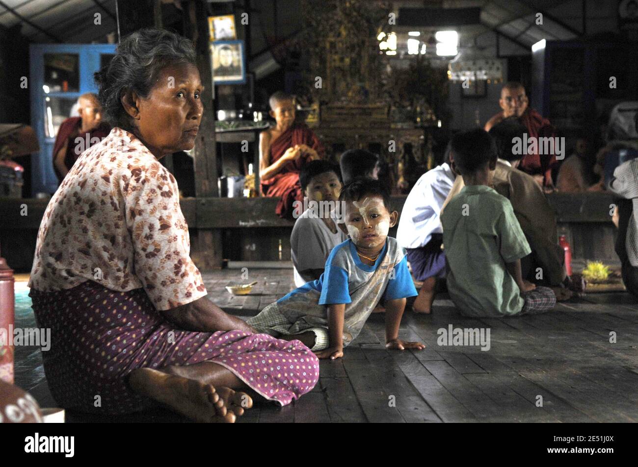 Flüchtlinge im Kloster Bouddha Wadi, südlich von Myanmar, am 17. Mai 2008. Zyklon Nargis traf am 3. Mai das Delta von Irrawady. Die offizielle Zahl der Todesopfer durch den Killerzyklon in Myanmar hat sich fast auf 78,000 verdoppelt, als die vom unkooperativen Militärregime des Landes gefesselten Hilfskräfte darum kämpften, selbst die grundlegendsten Daten über den Bedarf von bis zu 2.5 Millionen verzweifelten Überlebenden zu erhalten. Foto von Jules Motte/ABACAPRESS Stockfoto