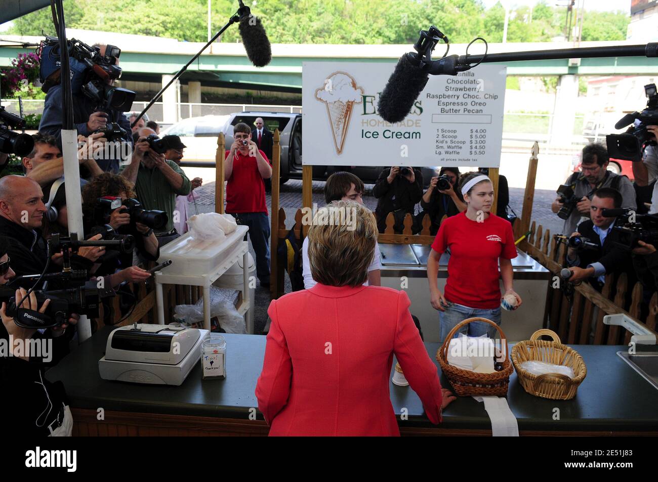 Demokratische Präsidentschaftskandidat New York Senatorin Hillary Clinton besucht am 13. Mai 2008 einen Bauernmarkt am Primärtag in West Virginia in Charleston, WV, USA. Senator Barack Obama und Senatorin Hillary Clinton setzen den Kampf der Demokraten um die Präsidentschaftsnominierung ihrer Partei fort. Foto von Olivier Douliery/ABACAPRESS.COM Stockfoto