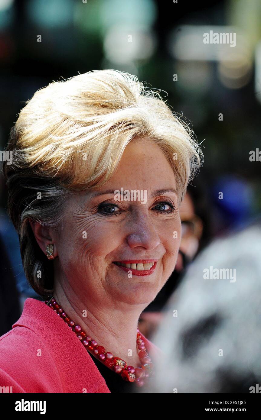 Demokratische Präsidentschaftskandidat New York Senatorin Hillary Clinton besucht am 13. Mai 2008 einen Bauernmarkt am Primärtag in West Virginia in Charleston, WV, USA. Senator Barack Obama und Senatorin Hillary Clinton setzen den Kampf der Demokraten um die Präsidentschaftsnominierung ihrer Partei fort. Foto von Olivier Douliery/ABACAPRESS.COM Stockfoto