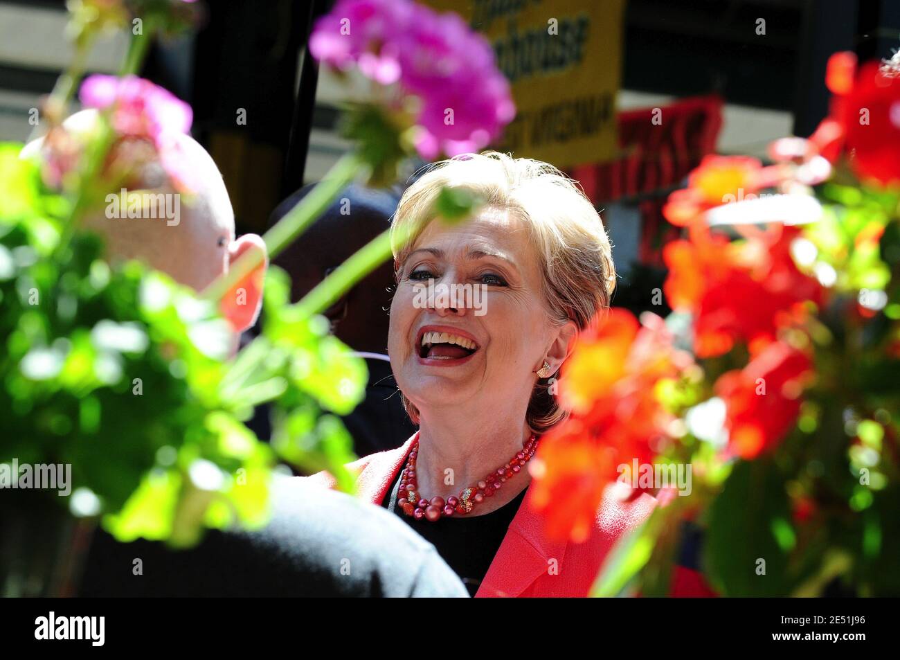 Demokratische Präsidentschaftskandidat New York Senatorin Hillary Clinton besucht am 13. Mai 2008 einen Bauernmarkt am Primärtag in West Virginia in Charleston, WV, USA. Senator Barack Obama und Senatorin Hillary Clinton setzen den Kampf der Demokraten um die Präsidentschaftsnominierung ihrer Partei fort. Foto von Olivier Douliery/ABACAPRESS.COM Stockfoto