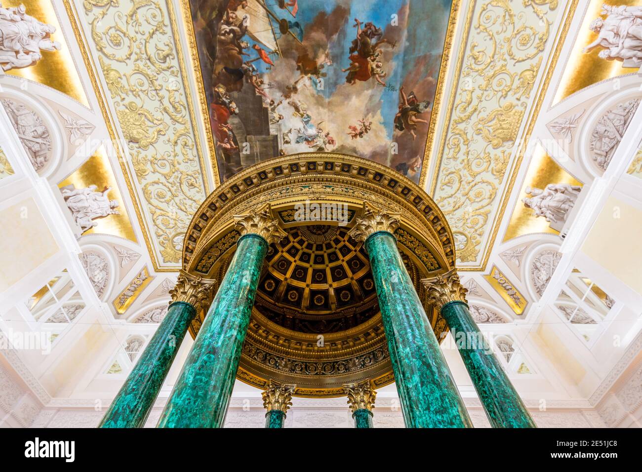 Weitwinkelansicht eines goldenen Kiosks, der von sechs gehalten wird Grüne Malachitsäulen im Hermitage Winter Palace Stockfoto