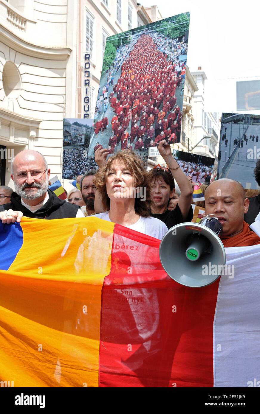 Die Schauspielerin Jane Birkin und burmesische Mönche nehmen an einem friedlichen Protest in der Rue Notre Dame während der 61. Internationalen Filmfestspiele von Cannes am 19. Mai 2008 in Cannes, Frankreich, Teil. Der Zyklon von Nargis verwüstete das Land am 2. Mai 2008 und hinterließ über 100, 000 Todesopfer und mehr als eine Million Menschen, die dringend humanitäre Hilfe benötigen. Foto von Hahn-Nebinger-Orban/ABACAPRESS.COM Stockfoto