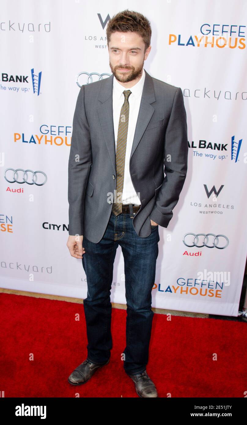 13. Mai 2013, Westwood, Kalifornien, USA: Topher Grace nimmt an Geffen Playhouse's Annual ''Backstage at the Geffen'' Gala Teil. (Bild: © Billy Bennight/ZUMA Wire) Stockfoto