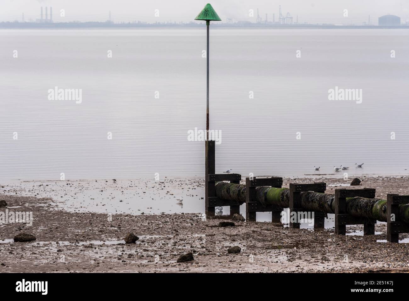 Abfluss von Abwasser in die Themse-Mündung bei Southend on Sea, Essex, Großbritannien. Schwerkraftabfluss von der östlichen Esplanade in das Gezeitengebiet der Themse Stockfoto