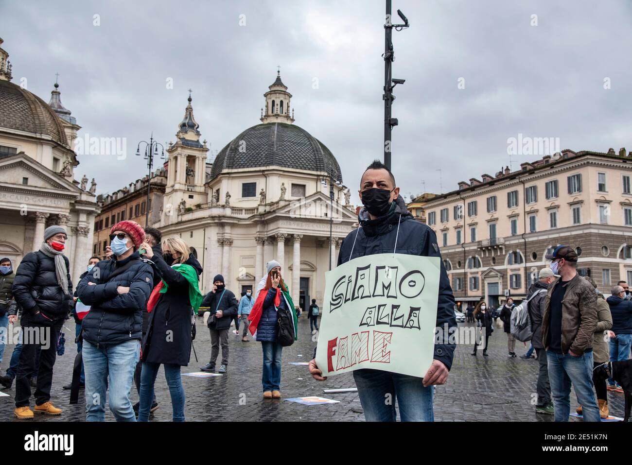 MIO Italia veranstaltete seine nationale Demonstration auf der Piazza del Popolo, um die dramatische Situation der italienischen Hotellerie während der so genannten „zweiten Welle“ der Pandemie Covid-19/Coronavirus hervorzuheben, um die Regierung aufzufordern, für sofortige Investitionen, Hilfen (Ristori) und Maßnahmen zur Rettung ihrer Industrie zu handeln. Kredit: LSF Foto/Alamy Live Nachrichten Stockfoto