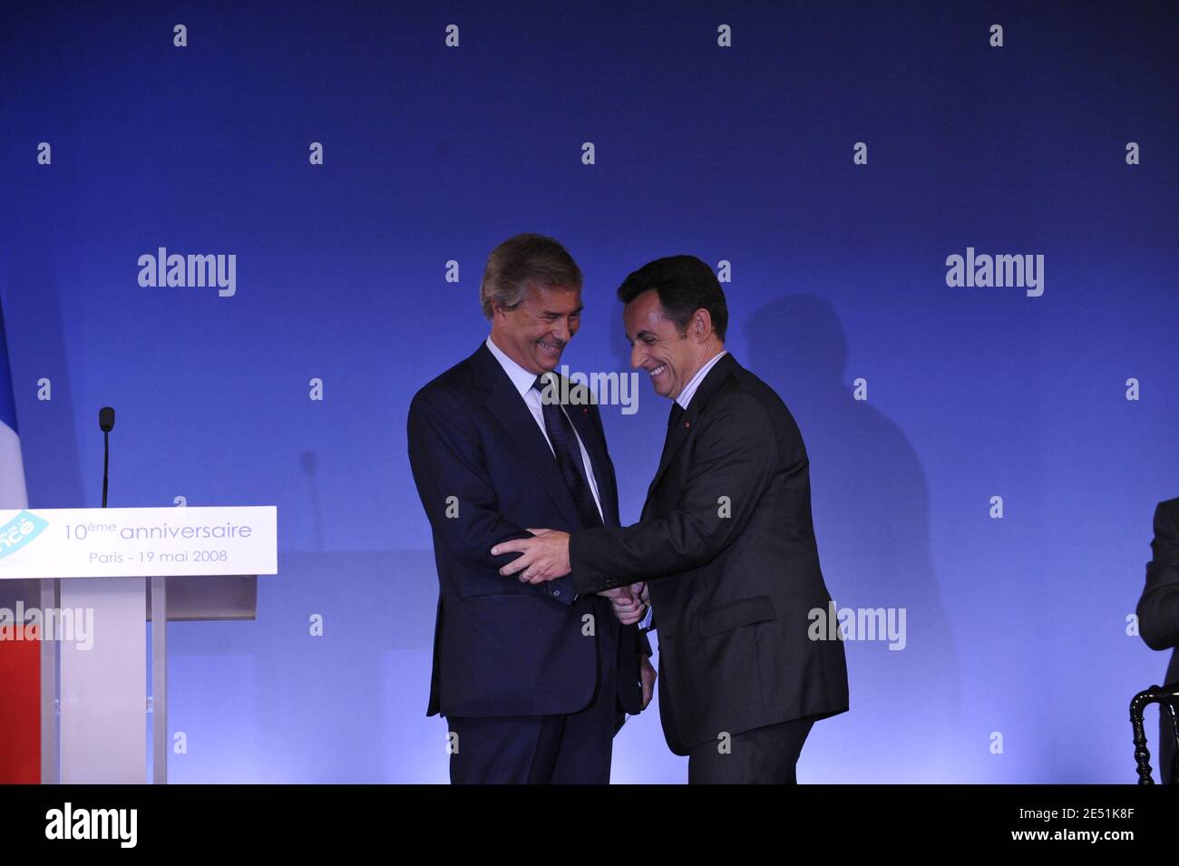 Der französische Präsident Nicolas Sarkozy begrüßt Vincent Bollore bei einer Feier anlässlich des 10. Jahrestages der "Fondation de la 2e Chance" mit Michel Giraud, Vincent Bollore und den Ministern Xavier Darcos und Xavier Bertrand am 19. Mai 2008 in Paris, Frankreich. Foto von Ammar Abd Rabbo/ABACAPRESS.COM Stockfoto