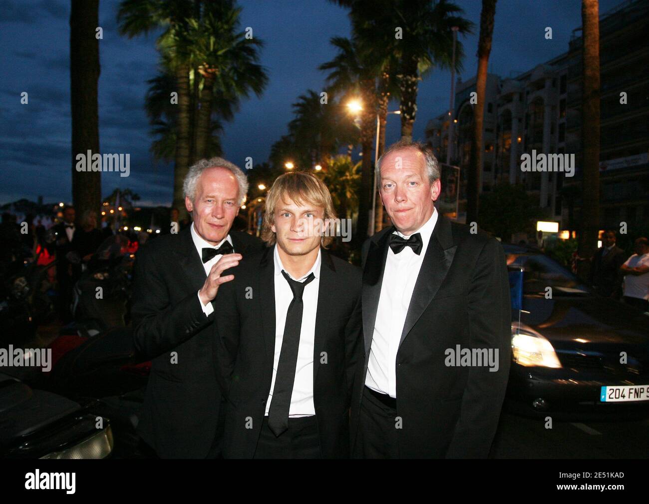 Der Schauspieler Jeremie Renier (C) posiert mit den Regiebrüdern Jean-Pierre (L) und Luc Dardenne auf der Croisette während der 61. Filmfestspiele von Cannes am 19. Mai 2008 in Cannes, Frankreich. Foto von Denis Guignebourg/ABACAPRESS.COM Stockfoto