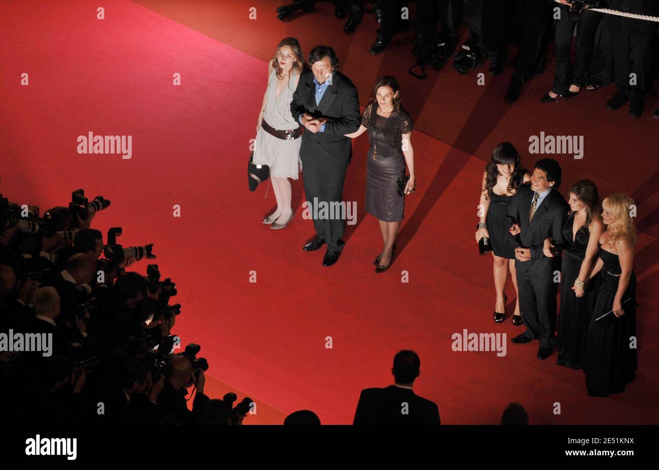 Regisseur Emir Kusturica, Argentiniens Fußballlegende Diego Maradona und ihre Familien sahen am 20. Mai 2008 im Palais des Festivals in Cannes, Südfrankreich, zur Vorführung von Emir Kusturicas Film 'Maradona by Kusturica' bei den 61. Filmfestspielen in Cannes ankommen. Foto von Hahn-Nebinger-Orban/ABACAPRESS.COM Stockfoto