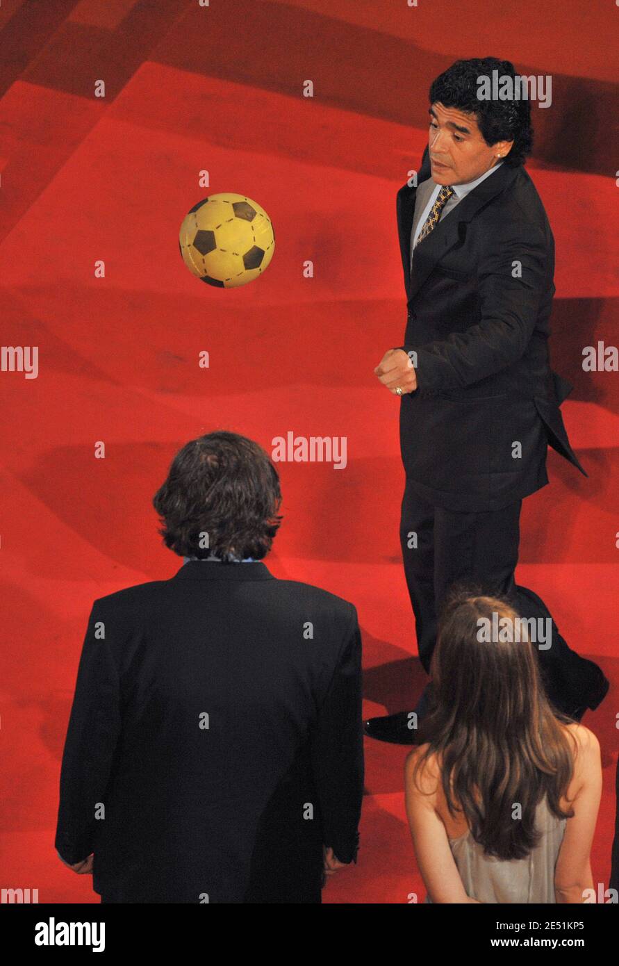 Argentiniens Fußballlegende Diego Maradona spielt mit einem Ball, als er am Palais des Festivals in Cannes, Südfrankreich, am 20. Mai 2008 zur Vorführung von Emir Kusturicas Film 'Maradona by Kusturica' bei den 61. Filmfestspielen in Cannes ankommt. Foto von Hahn-Nebinger-Orban/ABACAPRESS.COM Stockfoto