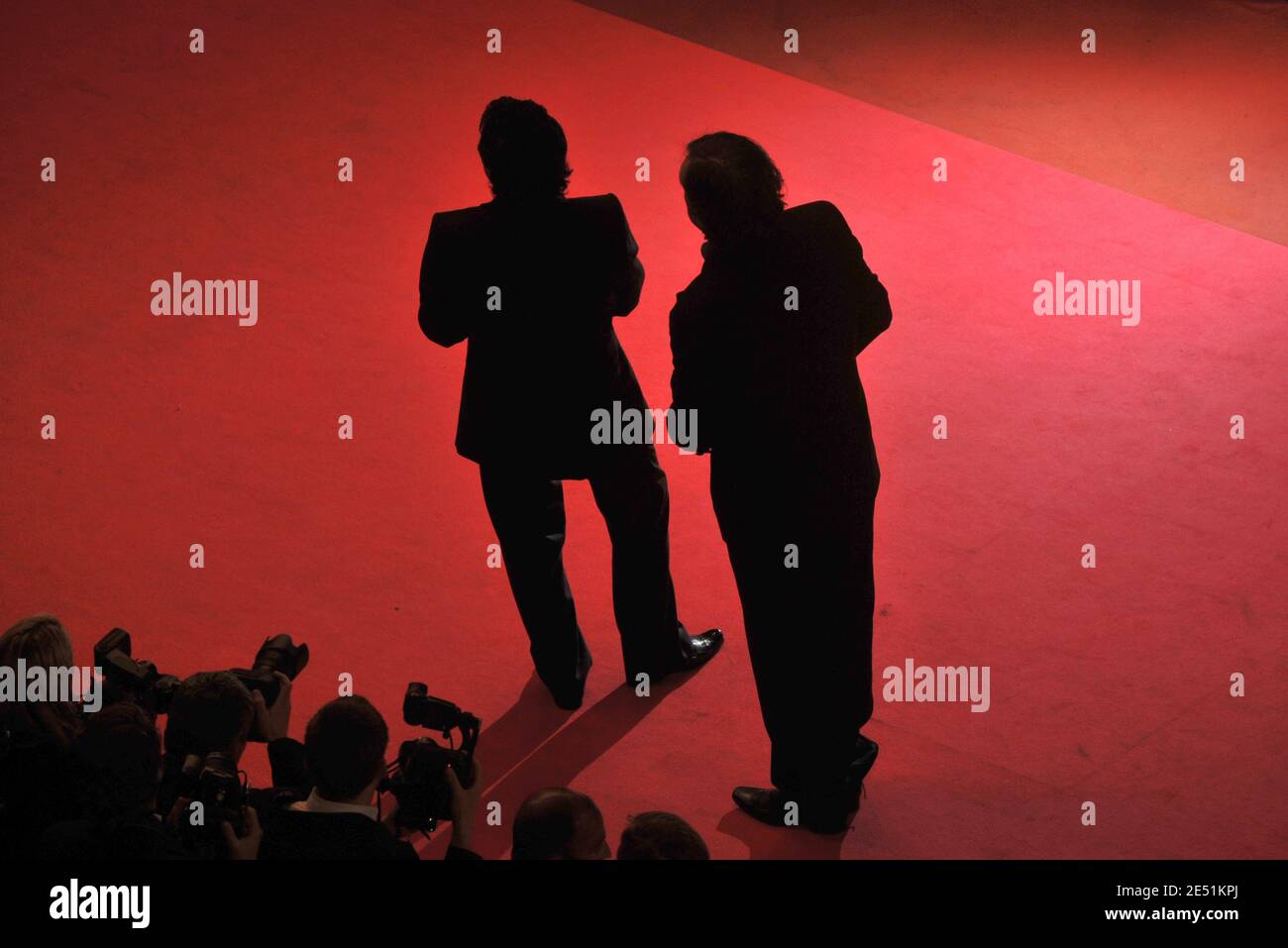 Regisseur Emir Kusturica und Argentiniens Fußballlegende Diego Maradona sahen am 20. Mai 2008 im Palais des Festivals in Cannes, Südfrankreich, zur Vorführung von Emir Kusturicas Film 'Maradona by Kusturica' bei den 61. Filmfestspielen in Cannes ankommen. Foto von Hahn-Nebinger-Orban/ABACAPRESS.COM Stockfoto