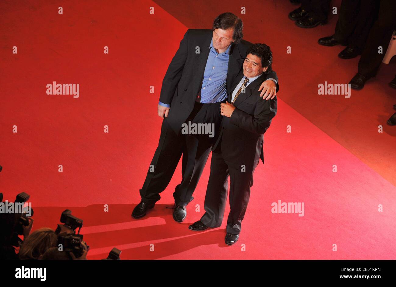 Regisseur Emir Kusturica und Argentiniens Fußballlegende Diego Maradona sahen am 20. Mai 2008 im Palais des Festivals in Cannes, Südfrankreich, zur Vorführung von Emir Kusturicas Film 'Maradona by Kusturica' bei den 61. Filmfestspielen in Cannes ankommen. Foto von Hahn-Nebinger-Orban/ABACAPRESS.COM Stockfoto