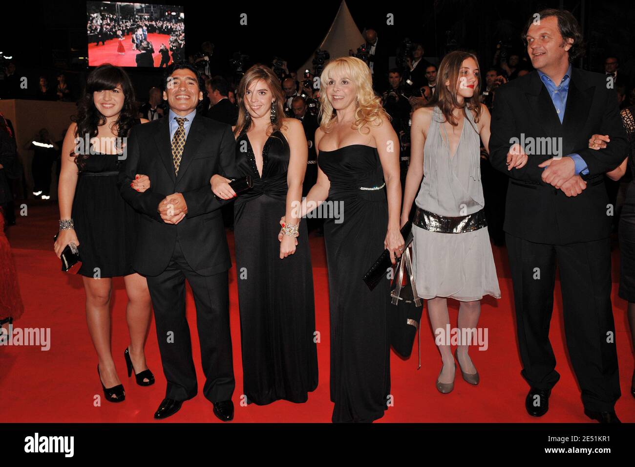 Fußballlegende Diego Maradona und Regisseur Emir Kusturica und ihre Familien sahen am 20. Mai 2008 im Palais des Festivals in Cannes, Südfrankreich, zur Vorführung von Emir Kusturicas Film 'Maradona by Kusturica' bei den 61. Filmfestspielen in Cannes ankommen. Foto von Hahn-Nebinger-Orban/ABACAPRESS.COM Stockfoto