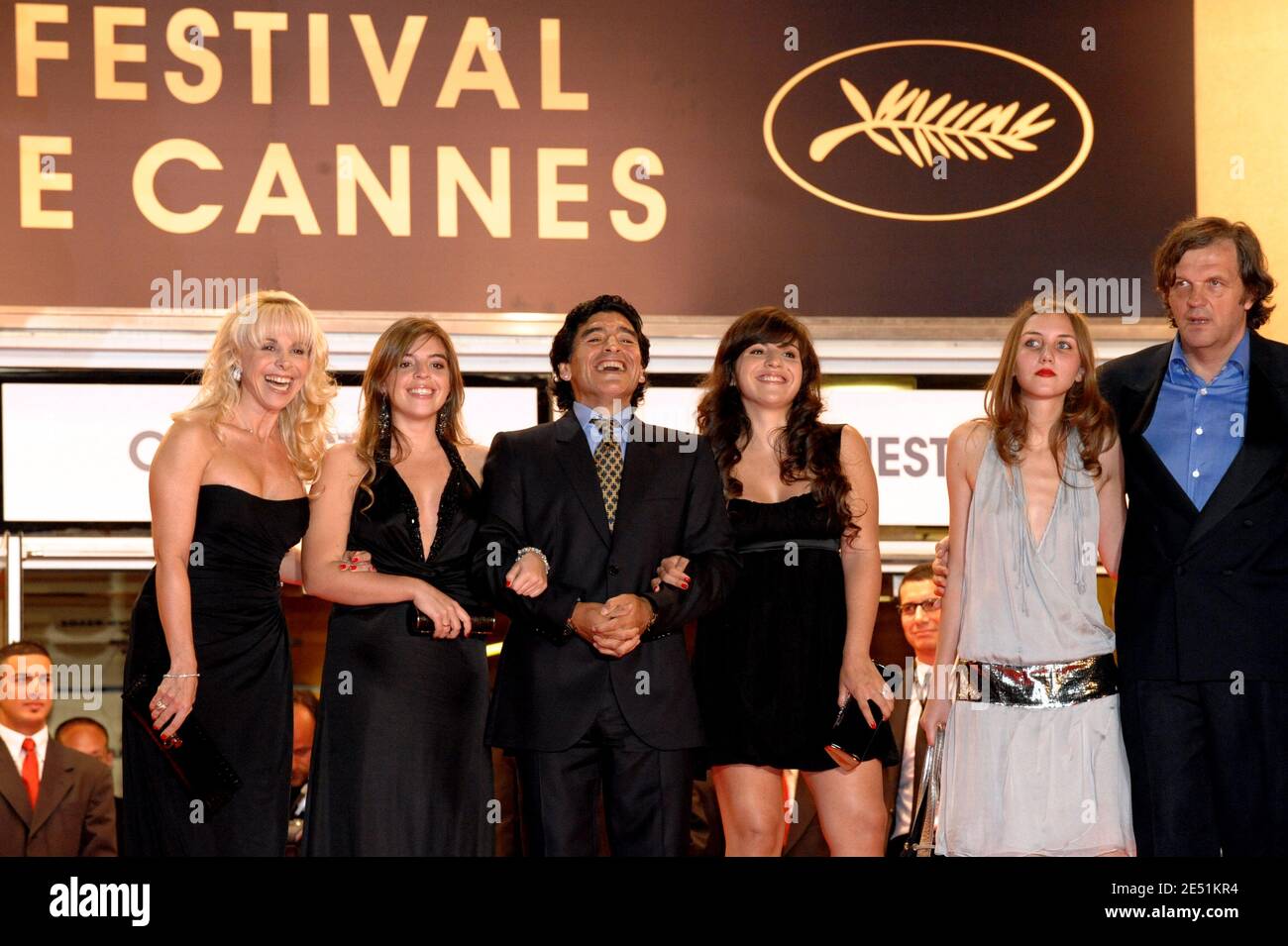 Fußballlegende Diego Maradona und Regisseur Emir Kusturica und ihre Familien sahen am 20. Mai 2008 im Palais des Festivals in Cannes, Südfrankreich, zur Vorführung von Emir Kusturicas Film 'Maradona by Kusturica' bei den 61. Filmfestspielen in Cannes ankommen. Foto von Hahn-Nebinger-Orban/ABACAPRESS.COM Stockfoto