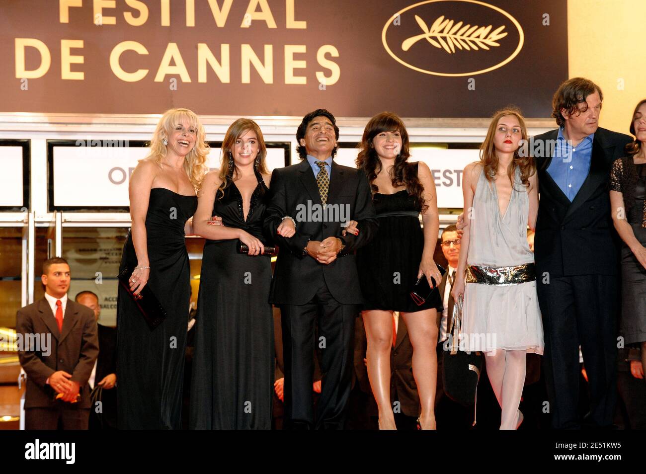 Fußballlegende Diego Maradona und Regisseur Emir Kusturica und ihre Familien sahen am 20. Mai 2008 im Palais des Festivals in Cannes, Südfrankreich, zur Vorführung von Emir Kusturicas Film 'Maradona by Kusturica' bei den 61. Filmfestspielen in Cannes ankommen. Foto von Hahn-Nebinger-Orban/ABACAPRESS.COM Stockfoto