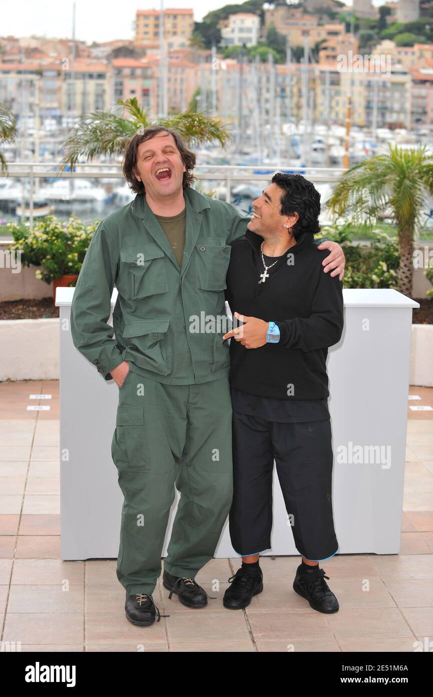 Regisseur Emir Kusturica und Argentiniens Fußballlegende Diego Maradona während der Fotoaufnahme für Emir Kusturicas Film "Maradona von Kusturica" im Palais des Festivals während der 61. Internationalen Filmfestspiele von Cannes am 20. Mai 2008 in Cannes, Frankreich. Foto von Hahn-Nebinger-Orban/ABACAPRESS.COM Stockfoto