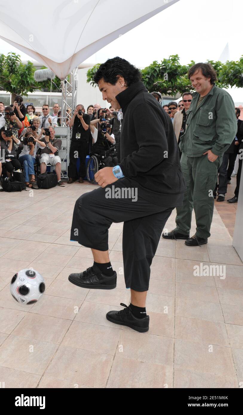 Regisseur Emir Kusturica und Argentiniens Fußballlegende Diego Maradona während der Fotoaufnahme für Emir Kusturicas Film "Maradona von Kusturica" im Palais des Festivals während der 61. Internationalen Filmfestspiele von Cannes am 20. Mai 2008 in Cannes, Frankreich. Foto von Hahn-Nebinger-Orban/ABACAPRESS.COM Stockfoto