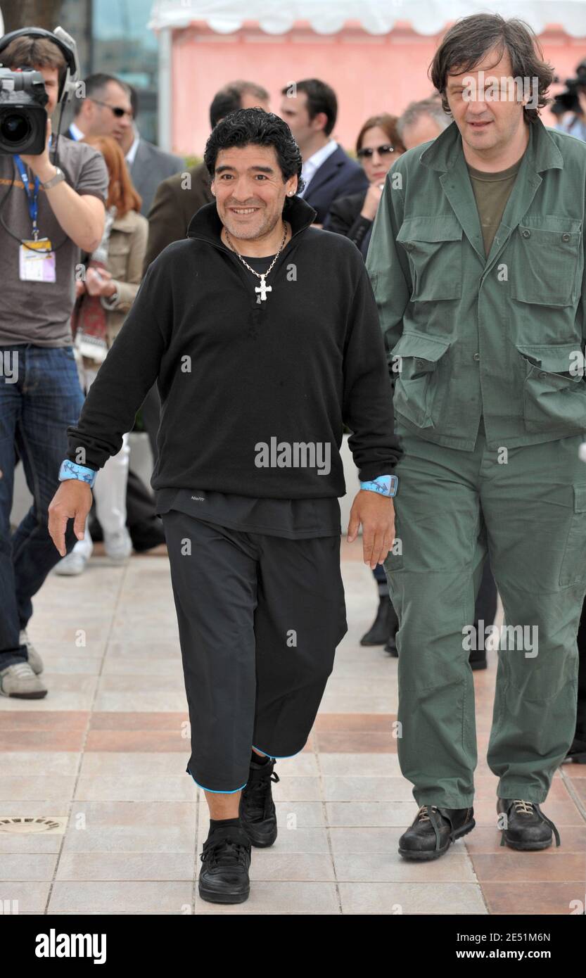 Regisseur Emir Kusturica und Argentiniens Fußballlegende Diego Maradona während der Fotoaufnahme für Emir Kusturicas Film "Maradona von Kusturica" im Palais des Festivals während der 61. Internationalen Filmfestspiele von Cannes am 20. Mai 2008 in Cannes, Frankreich. Foto von Hahn-Nebinger-Orban/ABACAPRESS.COM Stockfoto