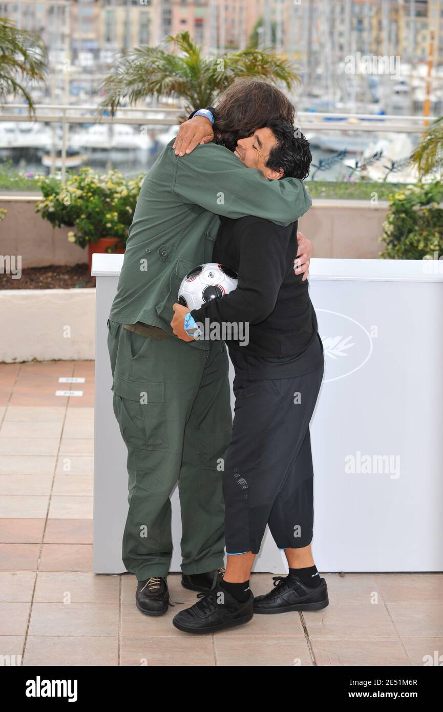 Regisseur Emir Kusturica und Argentiniens Fußballlegende Diego Maradona während der Fotoaufnahme für Emir Kusturicas Film "Maradona von Kusturica" im Palais des Festivals während der 61. Internationalen Filmfestspiele von Cannes am 20. Mai 2008 in Cannes, Frankreich. Foto von Hahn-Nebinger-Orban/ABACAPRESS.COM Stockfoto