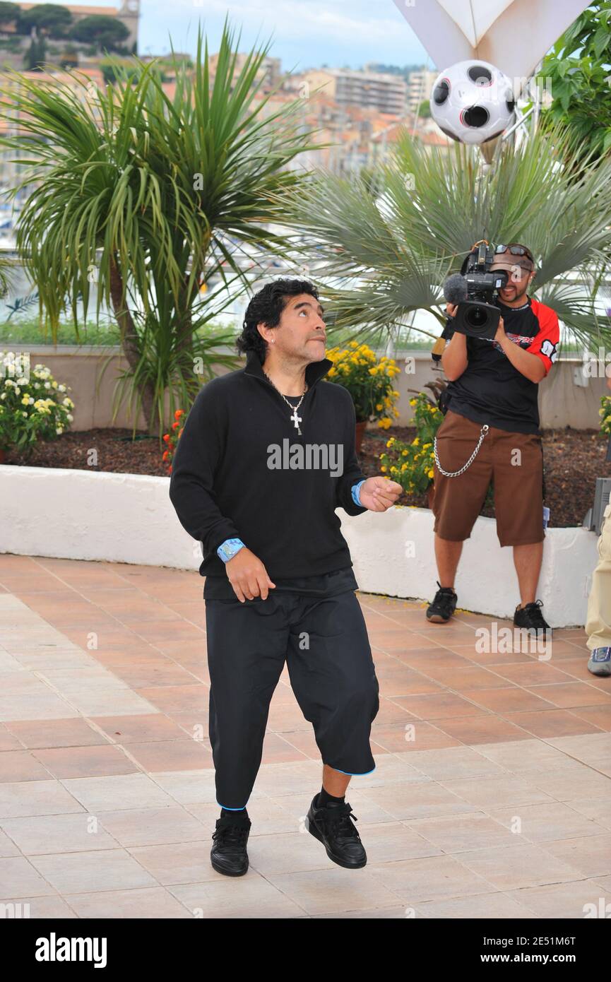 Argentiniens Fußballlegende Diego Maradona während der Fotoaufnahme für Emir Kusturicas Film "Maradona von Kusturica", im Palais des Festivals während der 61. Internationalen Filmfestspiele von Cannes in Cannes, Frankreich am 20. Mai 2008. Foto von Hahn-Nebinger-Orban/ABACAPRESS.COM Stockfoto