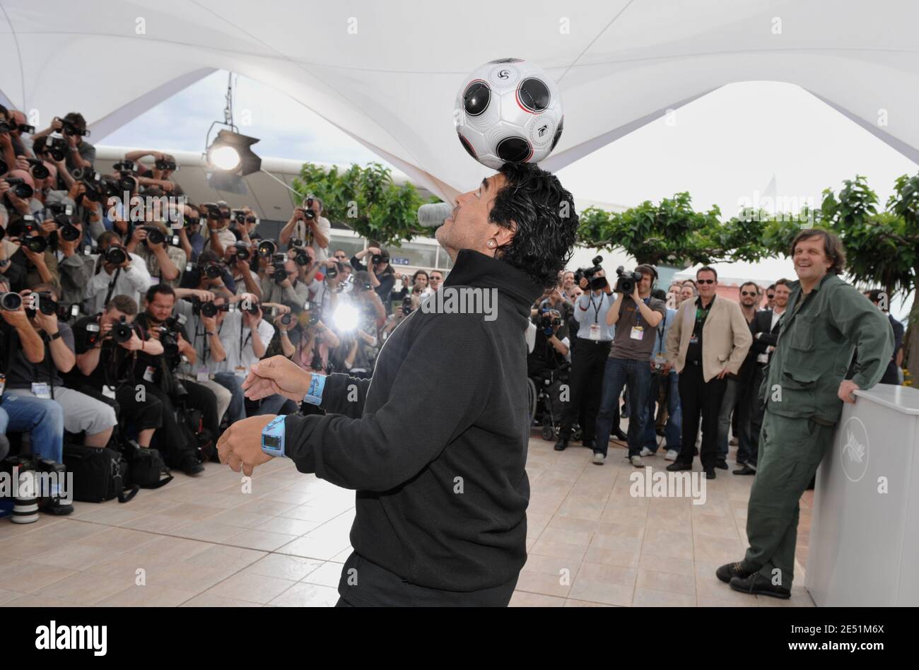 Regisseur Emir Kusturica und Argentiniens Fußballlegende Diego Maradona während der Fotoaufnahme für Emir Kusturicas Film "Maradona von Kusturica" im Palais des Festivals während der 61. Internationalen Filmfestspiele von Cannes am 20. Mai 2008 in Cannes, Frankreich. Foto von Hahn-Nebinger-Orban/ABACAPRESS.COM Stockfoto