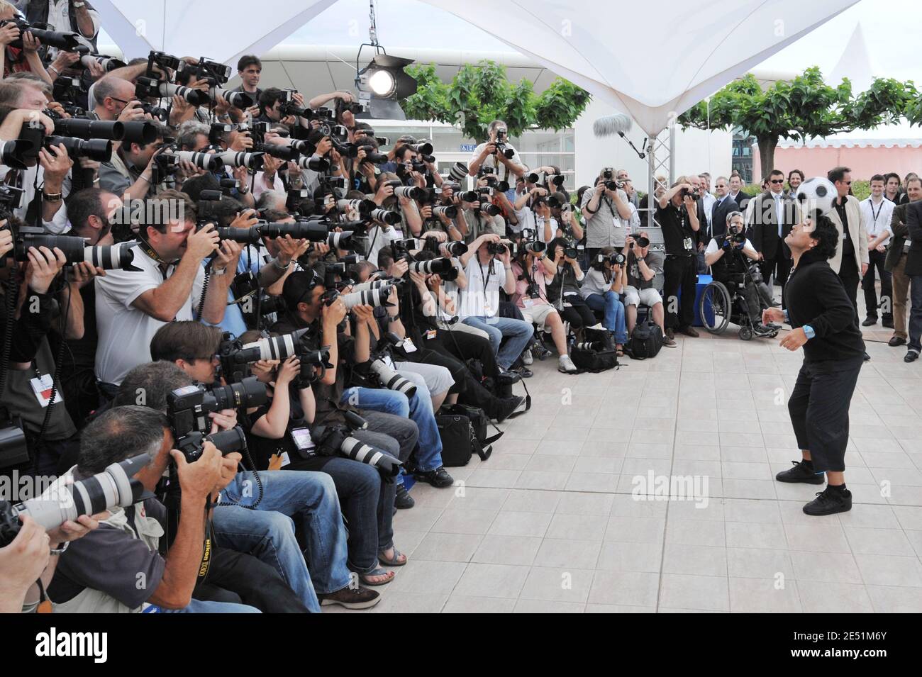 Argentiniens Fußballlegende Diego Maradona während der Fotoaufnahme für Emir Kusturicas Film "Maradona von Kusturica", im Palais des Festivals während der 61. Internationalen Filmfestspiele von Cannes in Cannes, Frankreich am 20. Mai 2008. Foto von Hahn-Nebinger-Orban/ABACAPRESS.COM Stockfoto