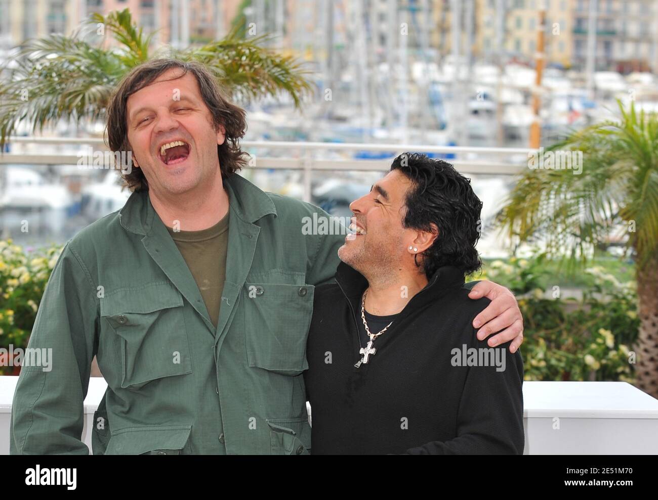 Regisseur Emir Kusturica und Argentiniens Fußballlegende Diego Maradona während der Fotoaufnahme für Emir Kusturicas Film "Maradona von Kusturica" im Palais des Festivals während der 61. Internationalen Filmfestspiele von Cannes am 20. Mai 2008 in Cannes, Frankreich. Foto von Hahn-Nebinger-Orban/ABACAPRESS.COM Stockfoto