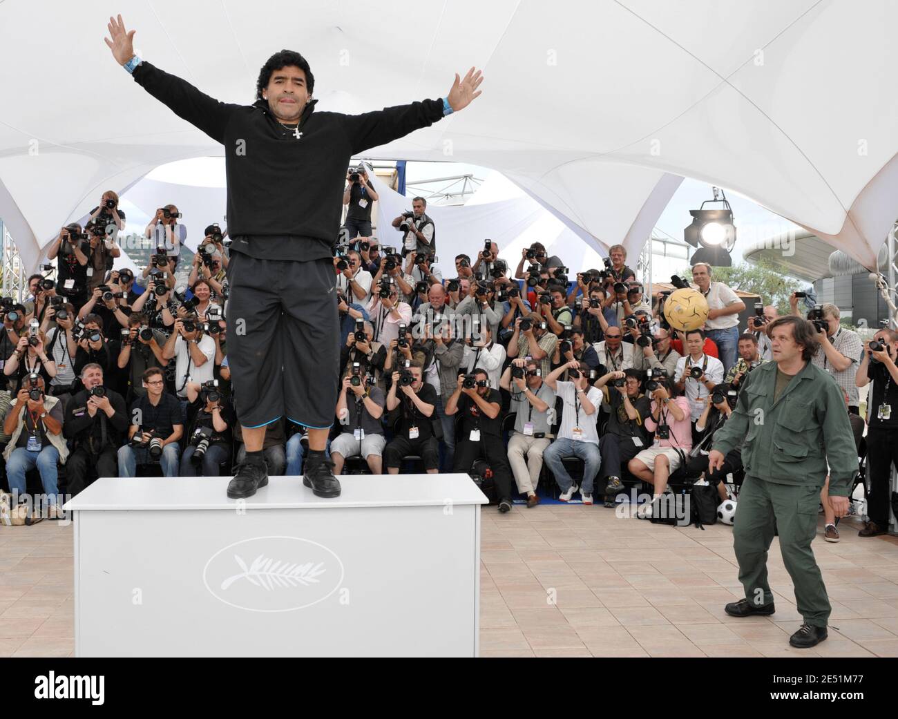 Regisseur Emir Kusturica und Argentiniens Fußballlegende Diego Maradona während der Fotoaufnahme für Emir Kusturicas Film "Maradona von Kusturica" im Palais des Festivals während der 61. Internationalen Filmfestspiele von Cannes am 20. Mai 2008 in Cannes, Frankreich. Foto von Hahn-Nebinger-Orban/ABACAPRESS.COM Stockfoto