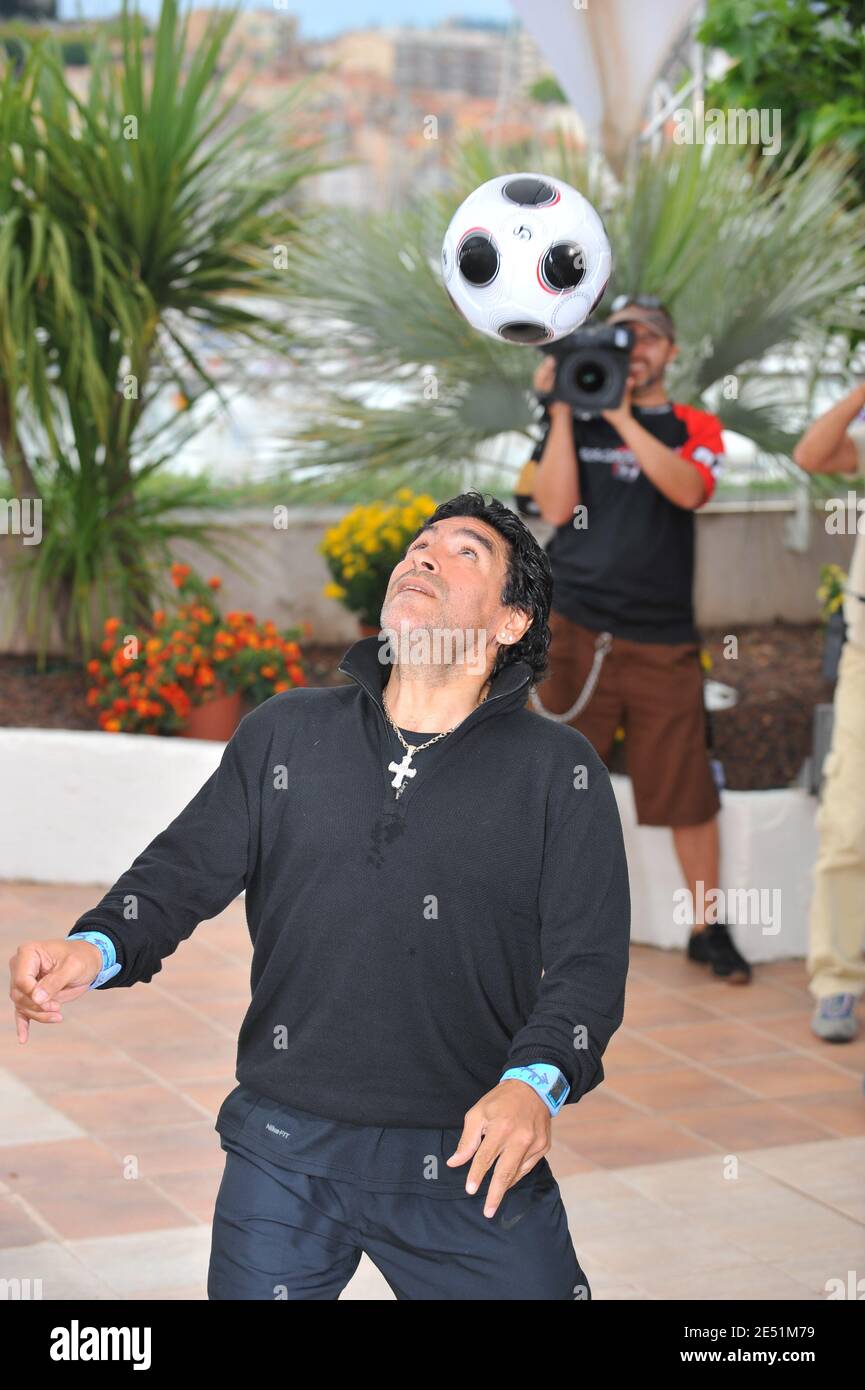 Argentiniens Fußballlegende Diego Maradona während der Fotoaufnahme für Emir Kusturicas Film "Maradona von Kusturica", im Palais des Festivals während der 61. Internationalen Filmfestspiele von Cannes in Cannes, Frankreich am 20. Mai 2008. Foto von Hahn-Nebinger-Orban/ABACAPRESS.COM Stockfoto