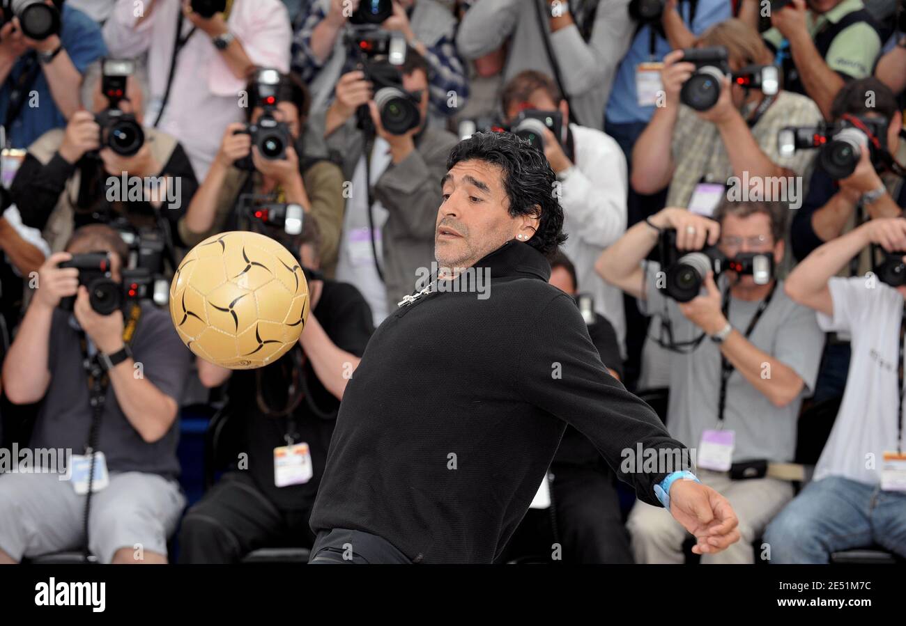 Argentiniens Fußballlegende Diego Maradona während der Fotoaufnahme für Emir Kusturicas Film "Maradona von Kusturica", im Palais des Festivals während der 61. Internationalen Filmfestspiele von Cannes in Cannes, Frankreich am 20. Mai 2008. Foto von Hahn-Nebinger-Orban/ABACAPRESS.COM Stockfoto