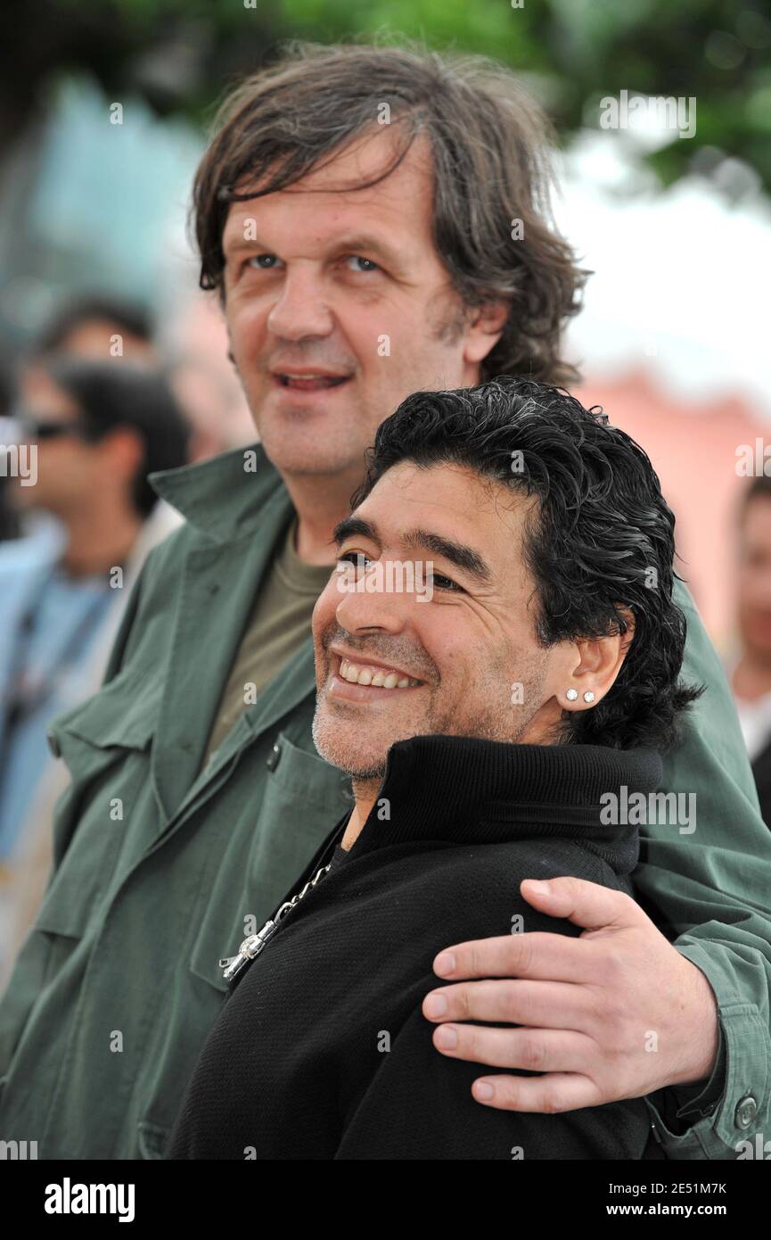 Regisseur Emir Kusturica und Argentiniens Fußballlegende Diego Maradona während der Fotoaufnahme für Emir Kusturicas Film "Maradona von Kusturica" im Palais des Festivals während der 61. Internationalen Filmfestspiele von Cannes am 20. Mai 2008 in Cannes, Frankreich. Foto von Hahn-Nebinger-Orban/ABACAPRESS.COM Stockfoto