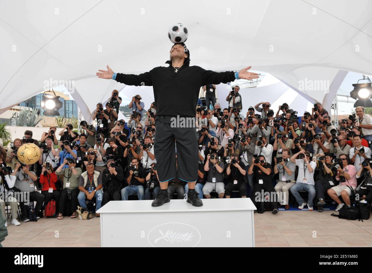 Argentiniens Fußballlegende Diego Maradona während der Fotoaufnahme für Emir Kusturicas Film "Maradona von Kusturica", im Palais des Festivals während der 61. Internationalen Filmfestspiele von Cannes in Cannes, Frankreich am 20. Mai 2008. Foto von Hahn-Nebinger-Orban/ABACAPRESS.COM Stockfoto