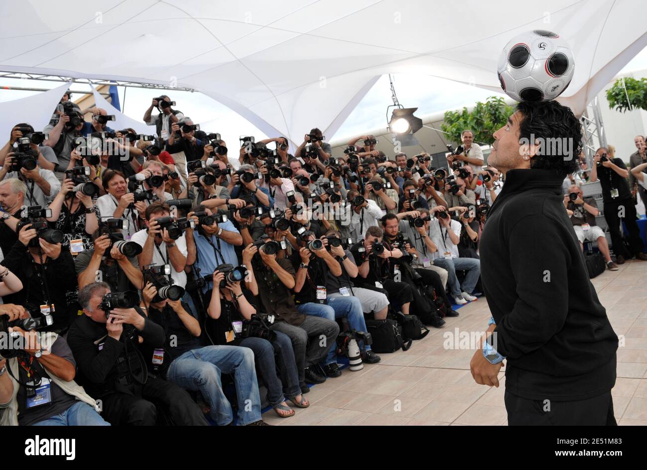 Argentiniens Fußballlegende Diego Maradona während der Fotoaufnahme für Emir Kusturicas Film "Maradona von Kusturica", im Palais des Festivals während der 61. Internationalen Filmfestspiele von Cannes in Cannes, Frankreich am 20. Mai 2008. Foto von Hahn-Nebinger-Orban/ABACAPRESS.COM Stockfoto