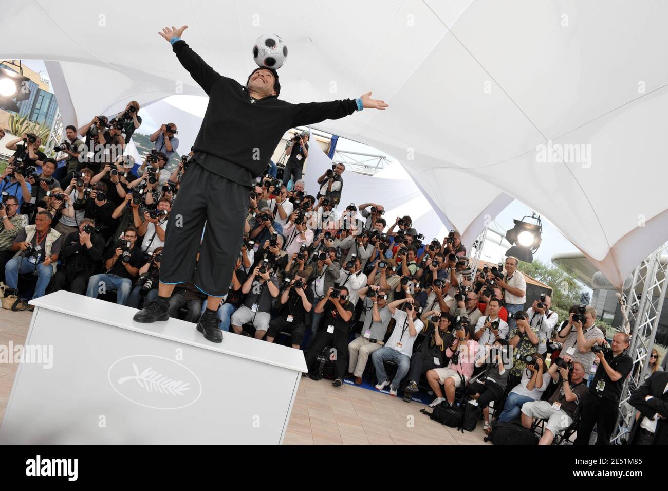 Argentiniens Fußballlegende Diego Maradona während der Fotoaufnahme für Emir Kusturicas Film "Maradona von Kusturica", im Palais des Festivals während der 61. Internationalen Filmfestspiele von Cannes in Cannes, Frankreich am 20. Mai 2008. Foto von Hahn-Nebinger-Orban/ABACAPRESS.COM Stockfoto