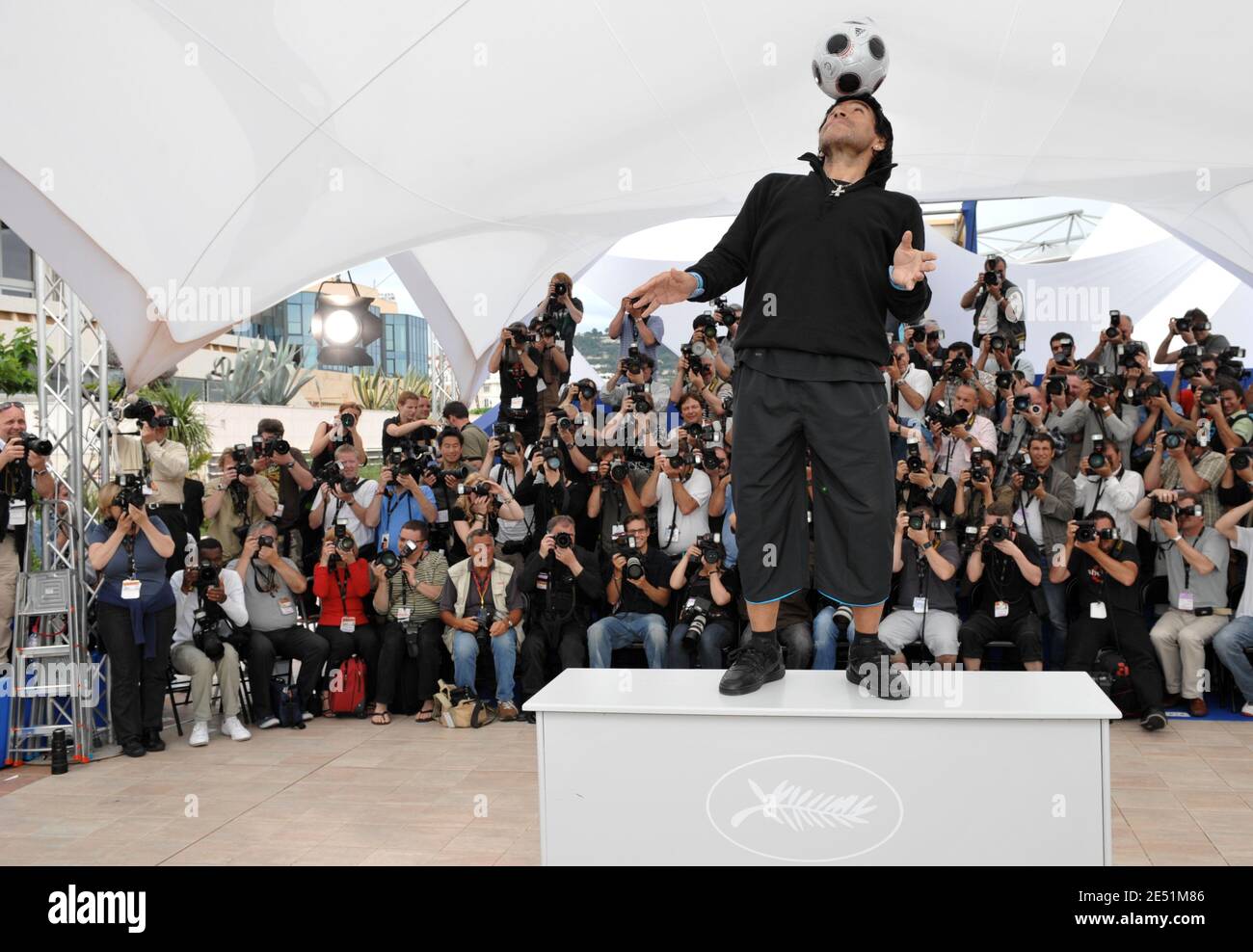 Argentiniens Fußballlegende Diego Maradona während der Fotoaufnahme für Emir Kusturicas Film "Maradona von Kusturica", im Palais des Festivals während der 61. Internationalen Filmfestspiele von Cannes in Cannes, Frankreich am 20. Mai 2008. Foto von Hahn-Nebinger-Orban/ABACAPRESS.COM Stockfoto